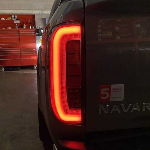 NAVARA 2015+ LED STOP – SMOKE